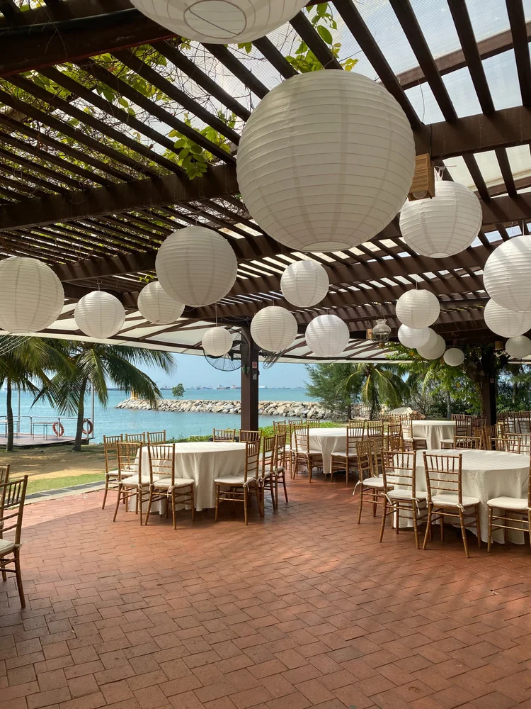 Lieu en bord de mer avec lanternes